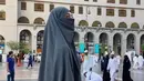 Sesekali ia tampil dengan padanan khimar, gamis, serta cadar.  [@raffinagita1717]