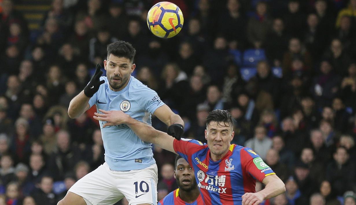 Aksi pemain Manchester City, Sergio Aguero (kiri) menyundul bola saat diganggu pemain Crystal Palace pada lanjutan Premier League di Selhurst Park, London, (31/12/2017). Palace tahan Manchester City tanpa gol. (AP/Tim Ireland)