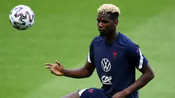 Gelandang Prancis Paul Pogba mengontrol bola selama sesi latihan menjelang pertandingan persahabatan dengan Bulgaria di Stade de France di Saint-Denis, utara Paris, Senin (7/6/2021). Timnas Prancis akan bersua Bulgaria pada laga uji coba jelang Euro 2020, Rabu (9/6) dinihari WIB. (FRANCK FIFE / AFP)