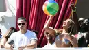 Penyanyi Jennifer Lopez bersama Koreografer Casper Smart terlihat menikmati acara "Karnaval Del Sol" pesta kolam renang di Drai Beach Club - Nightclub di The Cromwell Las Vegas pada 29 Mei 2016