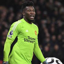 Kiper Manchester United, Andre Onana saat menghadapi Wolverhampton Wanderers pada laga pekan ke-22 Premier League 2023/2024 di Molineux Stadium, Wolverhampton, Kamis (1/2/2024). (AP Photo/Rui Vieira)