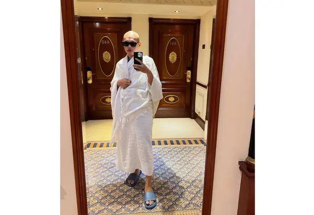 7 Potret Wanda Hara tampil dengan kepala plontos saat umrah, tuai pujian