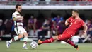 Pemain Portugal Bernardo Silva (kiri) berebut bola dengan pemain Swiss Haris Seferovic (kanan) pada pertandingan sepak bola Grup A2 UEFA Nations League di Stadion Stade de Geneve, Jenewa, Swiss, 12 Juni 2022. Portugal kalah tipis 0-1 dari Swiss. (Cyril Zingaro/Keystone via AP)