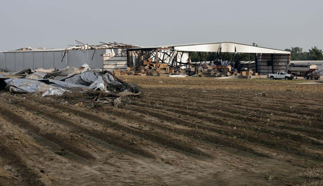 Puing mengotori tanah di dekat bangunan pertanian yang rusak parah akibat tornado pada Rabu, 19 Juli 2023, di Rocky Mount, N.C. (AP Photo/Chris Seward)