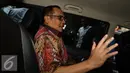 Mantan Dirjen Kependudukan dan Catatan Sipil, Irman berada di mobil yang menjemputnya usai menjalani pemeriksaan KPK, Jakarta, Rabu (12/10). (Liputan6.com/Helmi Afandi)