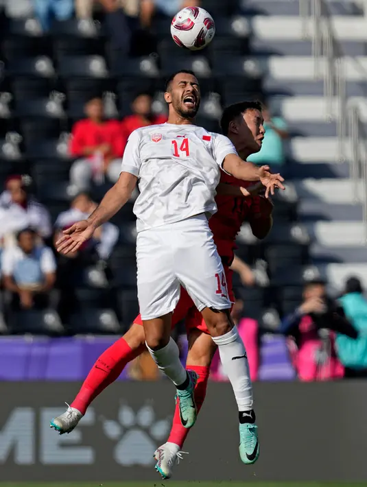 Duel Korea Selatan Vs Bahrain berulang kali harus terhenti karena banyaknya pelanggaran yang terjadi di babak pertama. (AP Photo/Thanassis Stavrakis)