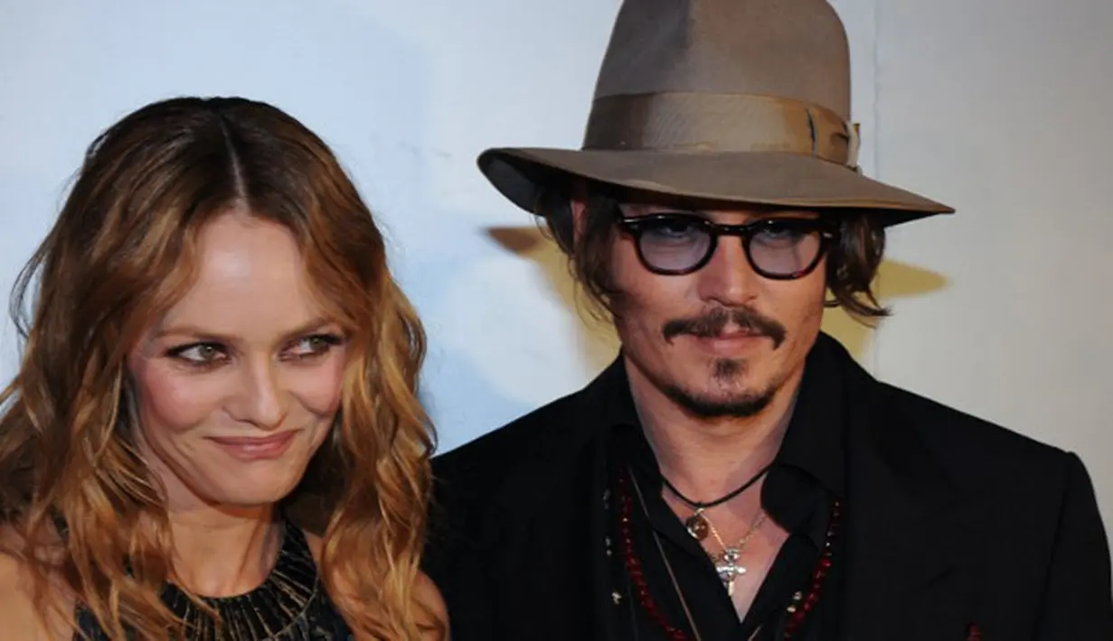 Setelah bercerai dari Amber Heard, sosok Johnny Depp memang tak lepas dari pemberitaan publik. Si duda keren yang satu ini juga tak jarang disebut dekat dengan beberapa wanita dan seakan mencari pengganti Amber. (AFP/Bintang.com)