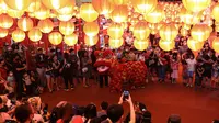 Barongsai beratraksi di salah satu pusat perbelanjaan di mal kawasan Jakarta, Minggu (30/1/2022). Dalam rangka menyambut Tahun Baru Imlek, Mal di Jakarta menghadirkan atraksi barongsai yang untuk menghibur pengunjung dan menarik daya beli masyarakat. (Liputan6.com/Johan Tallo)