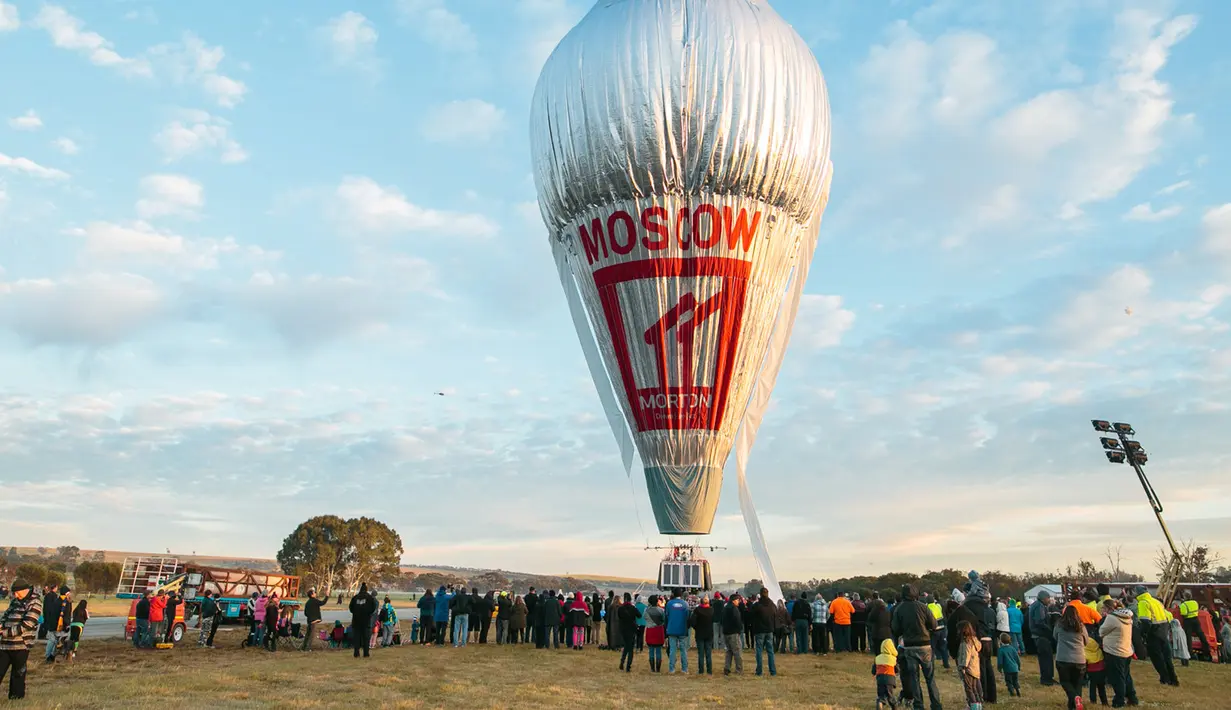 Sejumlah penonton antusias melihat Balon udara milik Fedor Konyukhov asal Rusia sebelum terbang mengelilingi bumi dari Perth, Australia, Selasa (12/7). Fedor Konyukhov akan menempuh jutaan kilometer mengelilingi Bumi. (Reuters/Oscar Konyukhov)