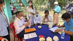Pakar kesehatan hewan Kamboja mengedukasi penduduk desa untuk menjaga kesehatan mereka, di Prey Veng, provinsi timur Kamboja, Kamis (23/2/2023).Organisasi Kesehatan Dunia (WHO) telah menyerukan kewaspadaan setelah deteksi flu burung baru-baru ini pada mamalia, tetapi telah menekankan bahwa risiko terhadap manusia rendah. (Cambodia Ministry of Health via AP)