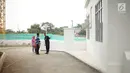 Warga mencari informasi unit rumah susun milik (rusunami) Tower Samawa Klapa Village, Jakarta, Selasa (3/9/2019). Program Samawa Rumah DP 0 Rupiah Klapa Village tersedia dalam 3 tipe, mulai dari tipe studio dengan luas 21m2 hingga 35m2 untuk tipe dua kamar tidur. (Liputan6.com/Immanuel Antonius)