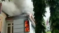 Kantor DPRD Kabupaten Gowa, diserang dan dibakar sekelompok orang. 
