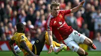 Bek asal Portugal dari Wolverhampton Wanderers #24, Tote Gomes, menjegal penyerang Manchester United asal Denmark #09, Rasmus Hojlund, selama pertandingan Liga Primer Inggris antara Manchester United dan Wolverhampton Wanderers di Old Trafford di Manchester, Inggris barat laut, pada tanggal 20 April 2025. (Paul ELLIS/AFP)