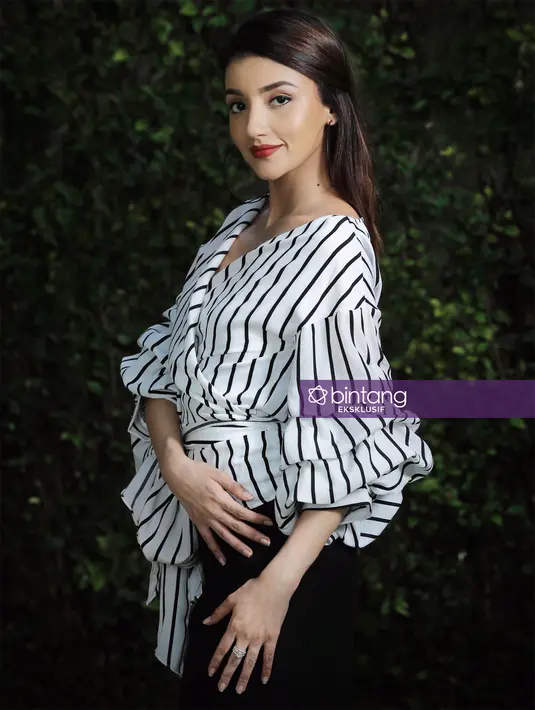 Setelah itu, ia kembali menulis surat terbuka untuk artis Vonny Cornelia. Perempuan yang disebut-sebut dekat dengan mantan suami. Dan berfoto bersama dengan anaknya. (Adrian Putra/Bintang.com)