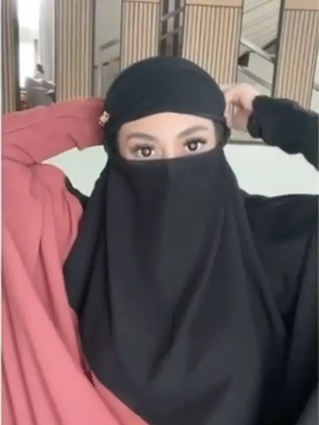 6 Potret Gaya Celine Evangelista Pakai Cadar Ini Jadi Sorotan