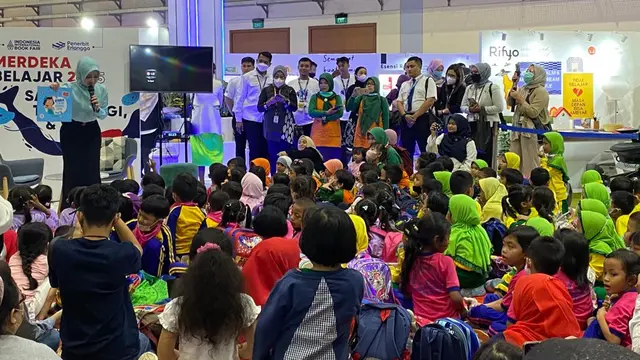 Atalia Praratya ketika membacakan buku dongeng Dinda Tidak Rewel Lagi di IIBF 2022 Jakarta, 9 November 2022. (Foto: Dok. Penerbit Erlangga)