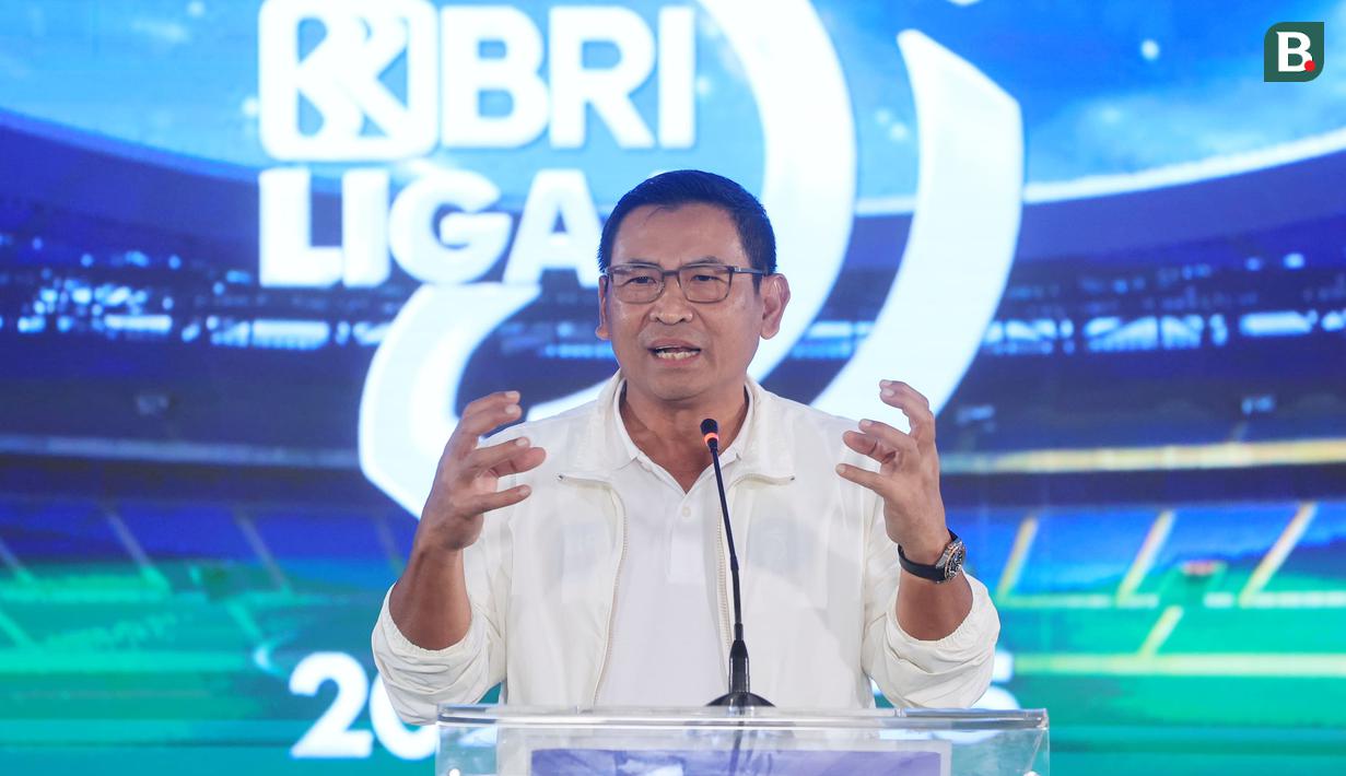 Wakil Direktur Utama BRI, Catur Budi Harto, memberikan sambutan saat acara launching BRI Liga 1 2024/2025 di Auditorium Brilian Center, Jakarta Pusat, Selasa (6/8/2024). (Bola.com/M Iqbal Ichsan)