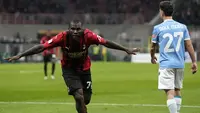 Derby della Madonnina akan menjadi sajian panas di semifinal Copa Italia 2021/2022 usai AC Milan berhasil meraih kemenangan atas Lazio pada Kamis (10/2/2022) dini hari WIB. Sebelumnya rival sekota mereka, Inter Milan telah terlebih dahulu lolos dengan mengalahkan AS Roma. (AP/Antonio Calanni)