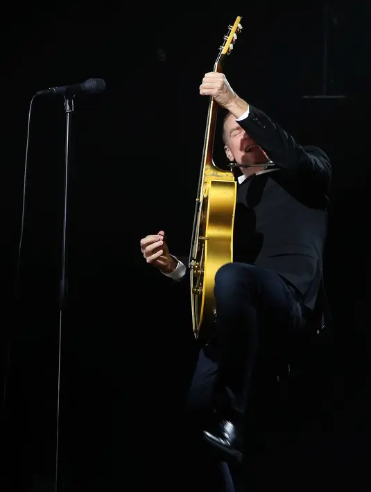 Memicu semangat di awal konsernya, Bryan Adams membuka dengan sebuah lagu bertajuk ‘Do What You Gotta Do’. Hal itu tentu saja menghadirkan sorak ramai dari ribuan penonton yang hadir saat itu. (Bambang E. Ros/Bintang.com)