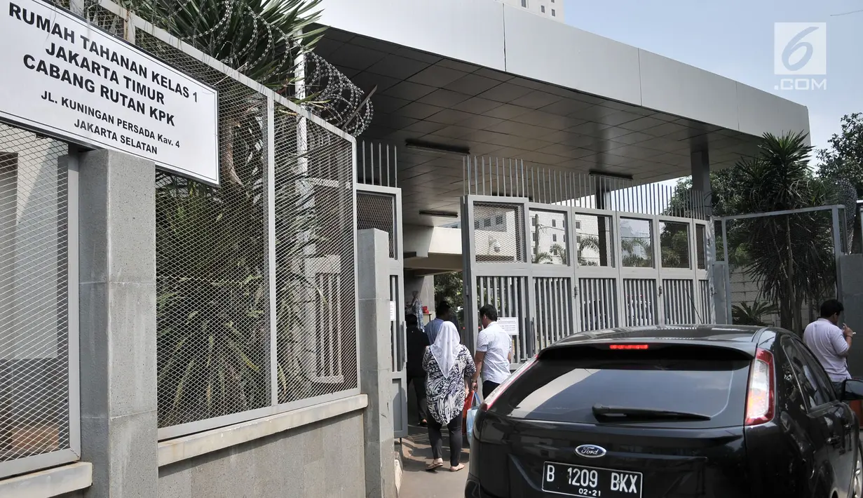 Pengunjung menjenguk keluarganya yang ditahan di Rumah Tahanan Kelas I Jakarta Timur Cabang Rutan KPK, Rabu (22/8). KPK memberi waktu besuk selama tiga jam bagi keluarga maupun kerabat saat Idul Adha 1439 H. (Merdeka.com/Iqbal Nugroho)