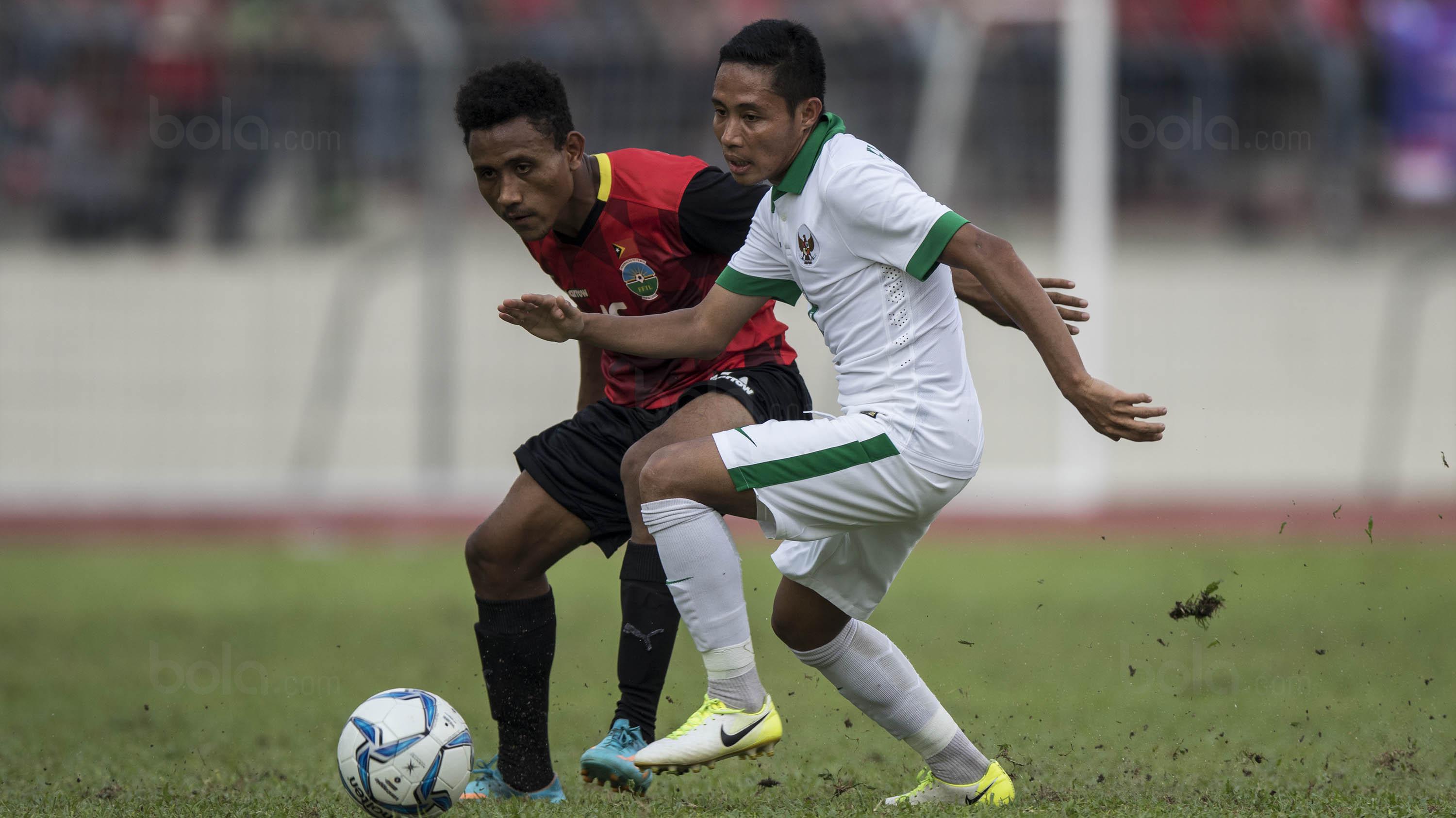 Gelandang Timnas Indonesia, Evan Dimas, menggiring bola saat melawan Timor Leste pada laga SEA Games di Stadion MPS, Selangor, Minggu (20/8/2017). Indonesia menang 1-0 atas Timor Leste. (Bola.com/Vitalis Yogi Trisna)