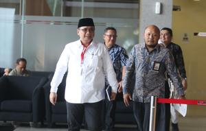 Namun kali ini, Yaqut Cholil Qoumas diperiksa sebagai saksi untuk tersangka lainnya, yakni Ishfah Abidal Aziz alias Gus Alex. Tampak dalam foto, tersangka kasus dugaan korupsi kuota haji, Yaqut Cholil Qoumas (kiri) bersiap menjalani pemeriksaan di Gedung Merah Putih Komisi Pemberantasan Korupsi (KPK), Jakarta, Jumat (30/1/2026). (merdeka.com/Arie Basuki)