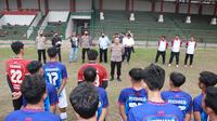 Cara Kapolres Motivasi Klub Lokal Jelang Laga Liga 3 di Sukoharjo (Dewi Divianta/Liputan6.com)