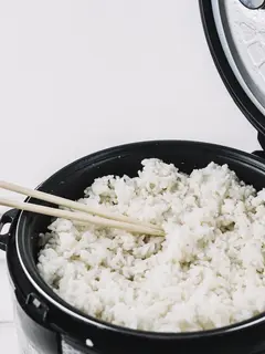 Ilustrasi nasi di rice cooker. (Foto: Freepik)