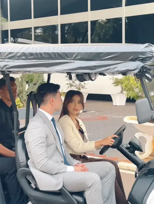 Fuji juga mencoba berkeliling menggunakan mobil golf.  [Foto: instagram/ Fuji]
