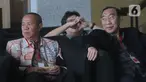 Mantan Wagub Lampung, Bachtiar Basri (kiri) dan Anggota DPR Fraksi Partai Nasdem, Tamanuri (kanan) menungu akan menjalani pemeriksaan sebagai saksi suap sejumlah proyek di Dinas PUPR dan Dinas Perdagangan Kabupaten Lampung Utara di Gedung KPK, Jakarta, Selasa (17/12/2019).  (merdeka.com/Dwi Narwoko)