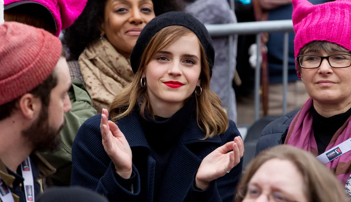 Aktris Emma Watson diantara kerumunan orang-orang yang mengikuti acara Women's March di Washington, AS (21/1). Gerakan itu diikuti ribuan perempuan lain di Eropa dan negara lain termasuk Asia, Australia, hingga Asia. (AP Photo / Jose Luis Magana)