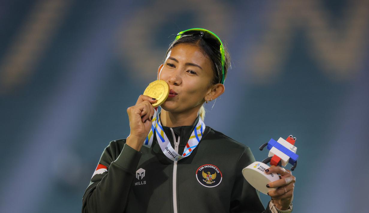 Medali emas ini memiliki makna khusus bagi Emilia Nova yang berhasil melewati masa panjang pemulihan akibat cedera dan operasi yang memaksanya absen dari performa terbaik. Tampak dalam foto, atlet atletik Indonesia, Emilia Nova, usai memenangi lomba dan meraih emas nomor heptathlon (tujuh lomba) SEA Games 2025 di Stadion Supachalasai Bangkok, Thailand Selasa (16/12/2025) malam. (Bola.com/Bagaskara Lazuardi)
