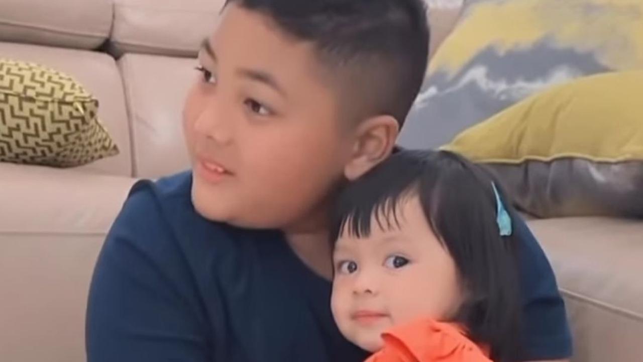 Momen Lucu Kellen Putra Kris Dayanti dan Raul Lemos Gendong Ameena, Ekspresinya Gemesin Banget!