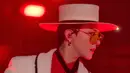 Di konser Encore Korea Selatannya, G Dragon tampil mengenakan setelan jas putih dari jas dan celana yang memiliki aksen hitam. Dipadukan inner kemeja putih. [Dok. CHANEL]