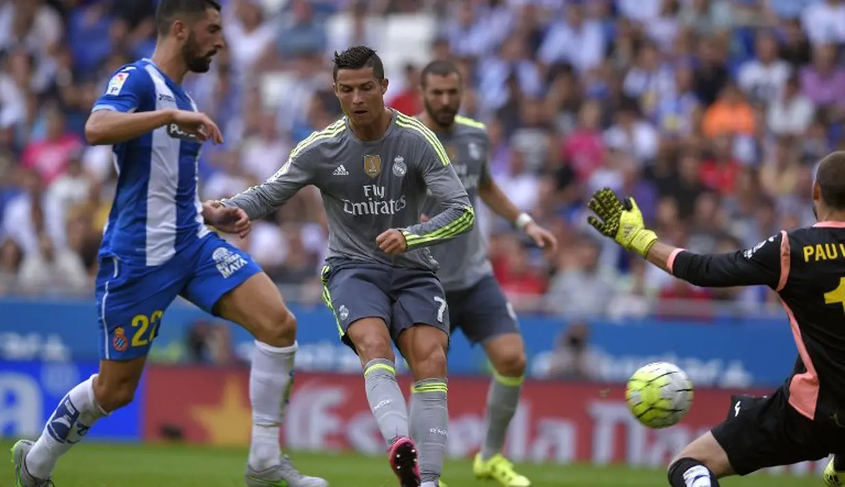 Cristiano Ronaldo mencetak gol ketiga ke gawang Espanyol dalam lanjutan La Liga Spanyol di Stadion Cornella El Prat, Espanyol. Sabtu (12/9/2015). (AFP Photo/Lluis Gene)