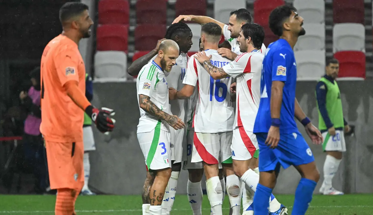 Italia sukses mengandaskan Israel dengan skor 2-1. (Attila KISBENEDEK/AFP)