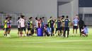 Para pemain sedang beristirahat minum usai melakukan latihan Timnas Indonesia U-20 di Stadion Madya, Jakarta Pusat, pada Minggu (22/9/2024) malam WIB. (Bola.com/Abdul Aziz)