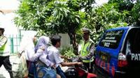 Anak sekolah bonceng motor tiga (Sumber: Instagram/awreceh.id)