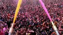 Umat Hindu bersorak ketika bubuk berwarna dan air disemprotkan kepada mereka saat Festival Holi di Kuil Swaminarayan, Ahmedabad, India, Selasa (10/3/2020). Festival Holi menandai datangnya musim semi di India. (AP Photo/Ajit Solanki)