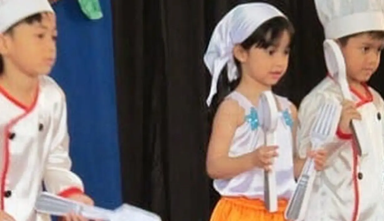 Sidney saat usia lima tahun sudah berani tampil di depan umum sekolahnya. "Yaa ampun. Gemes banget ketemu foto Sydney umur 5 tahun, pertama kali tampil di panggung sekolahnya. Ini waktu TK dan sekarang sudah SMP," tulis Cut Tari 11 tahun lalu. [Instagram/cuttaryofficial]