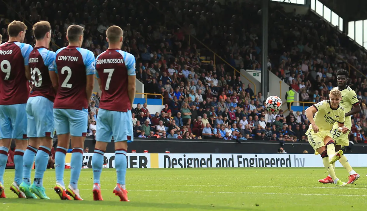 Pada menit ke-29 Arsenal memperoleh tendangan bebas usai Bukayo Saka dijatuhkan Ashley Westwood di luar kotak penalti. Eksekusi diambil oleh Martin Odegaard. (AFP/Lindsey Parnaby)