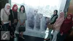 Sejumlah peserta berpose di photo booth yang telah disediakan panitia di CGV Blitz GI, Jakarta, Minggu (12/2). Cinemaholic dan Cadbury gelar nonton bareng Surga Yang Tak Dirindukan 2. (Liputan6.com/Gempur M. Surya)