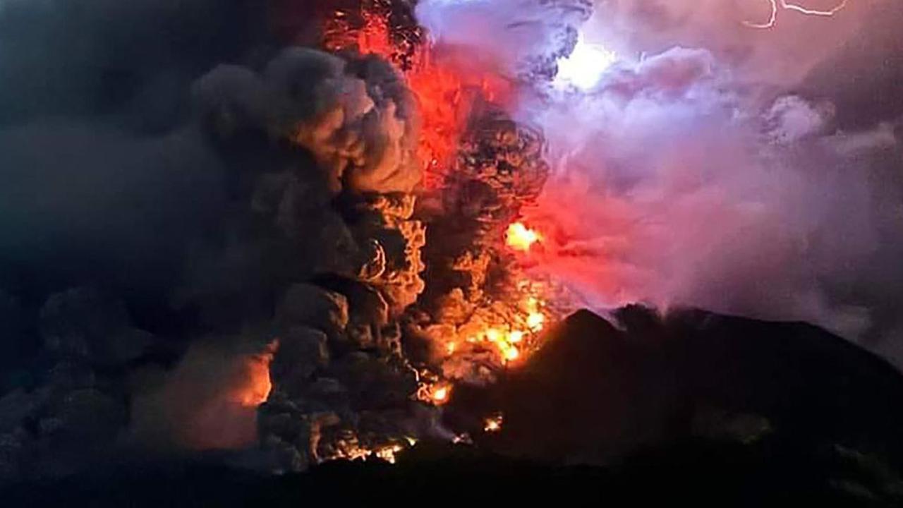 Foto yang dirilis Pusat Vulkanologi dan Mitigasi Bencana Geologi (PVMBG) pada Rabu (17/4/2024) memperlihatkan Gunung Ruang di Kabupaten Sitaro, Sulawesi Utara, mengalami letusan dahsyat. Tampak muntahan lahar panas dan abu vulkanik keluar dari kawah gunun