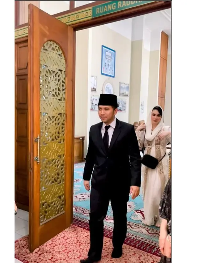 6 Potret Arumi Bachsin dan Emil Dardak di Pernikahan Anak Khofifah, Ikut Sapa Tamu