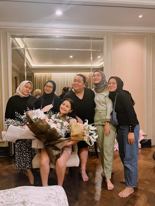 <p>Prilly Latuiconsina merayakan ulang tahun ke-26 pada hari ini, Sabtu (15/10/2022). Bintang film Danur: I Can See Ghosts membuat pengakuan bahwa perayaan ulang tahun kali ini sederhana sekaligus beda. Pasalnya, Prilly Latuconsina baru menjalani pemulihan akibat infeksi usus. Sejumlah selebritas mengirim doa untuk pertambahan usia dan kesembuhannya. (Foto: Dok. Instagram @prillylatuconsina96)</p>