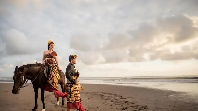 6 Gaya Pemotretan Abash dan Jeje Pakai Baju Adat Bali, Bak Pasangan Prewedding
