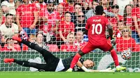 Winger Liverpool Sadio Mane mencetak gol ke gawang Crystal Palace pada laga Liga Inggris 2021/2022 di Anfield, Sabtu (18/9/2021). (AFP/Paul Ellis)