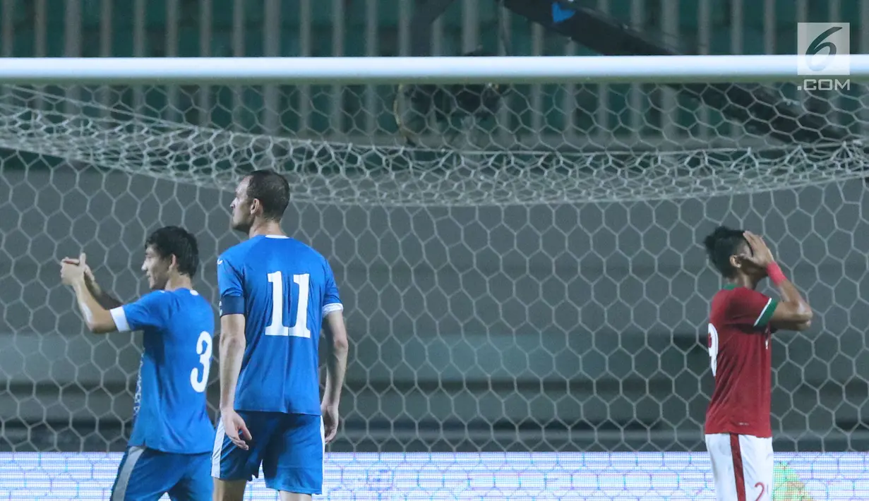 Gelandang Indonesia U-23, Septian David Maulana (kanan) menutup wajah usai gagal memanfaatkan tendangan penalti saat melawan Uzbekistan pada laga PSSI Anniversary 2018 di Stadion Pakansari, Kab Bogor, Kamis (3/5). (Liputan6.com/Helmi Fithriansyah)
