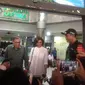 Quraish Shihab dan sang anak, Najwa Shihab datang bersama menjenguk Presiden ke-3 Republik Indonesia BJ Habibie. Pantauan Liputan6.com di lokasi, mereka datang sekira pukul 10.00 WIB.