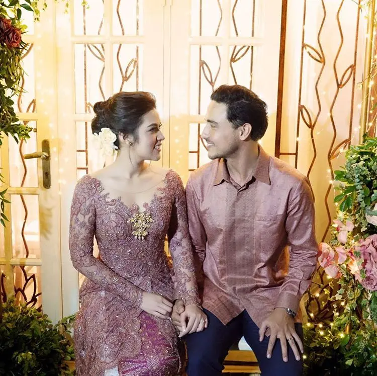 Kebaya modern yang dipakai Raisa dalam aktivitasnya. (sumber foto: @raisa6690/instagram)